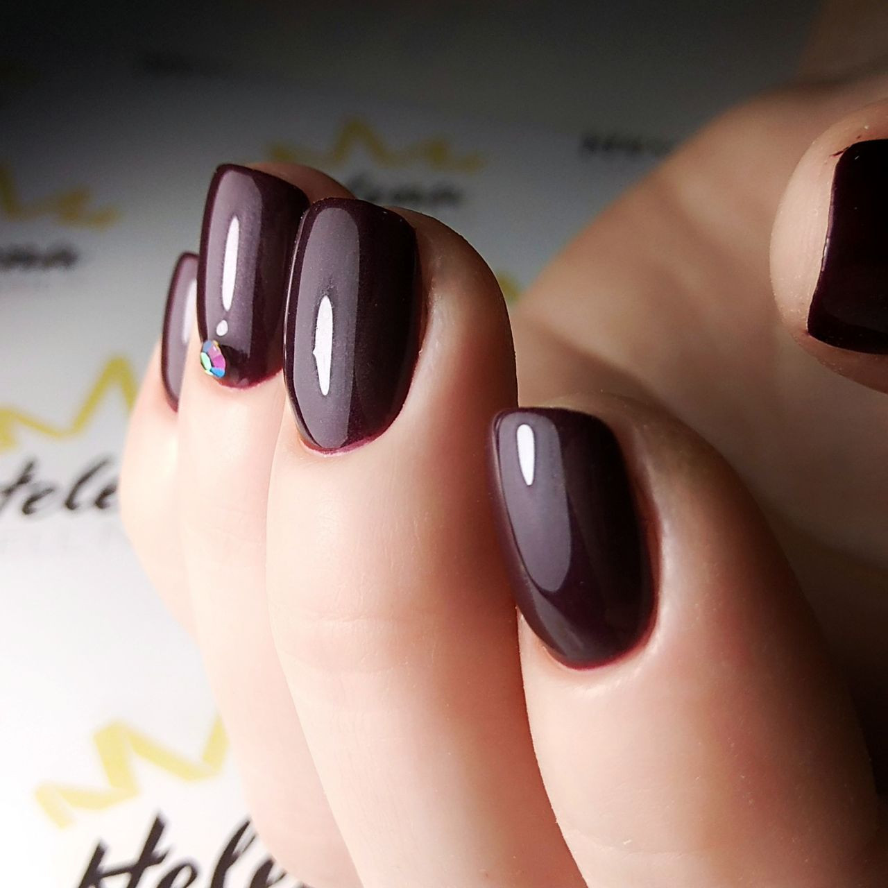 Бордовый маникюр на квадратные ногти со стразами, фото - Ногтевая студия Helena Well Nails