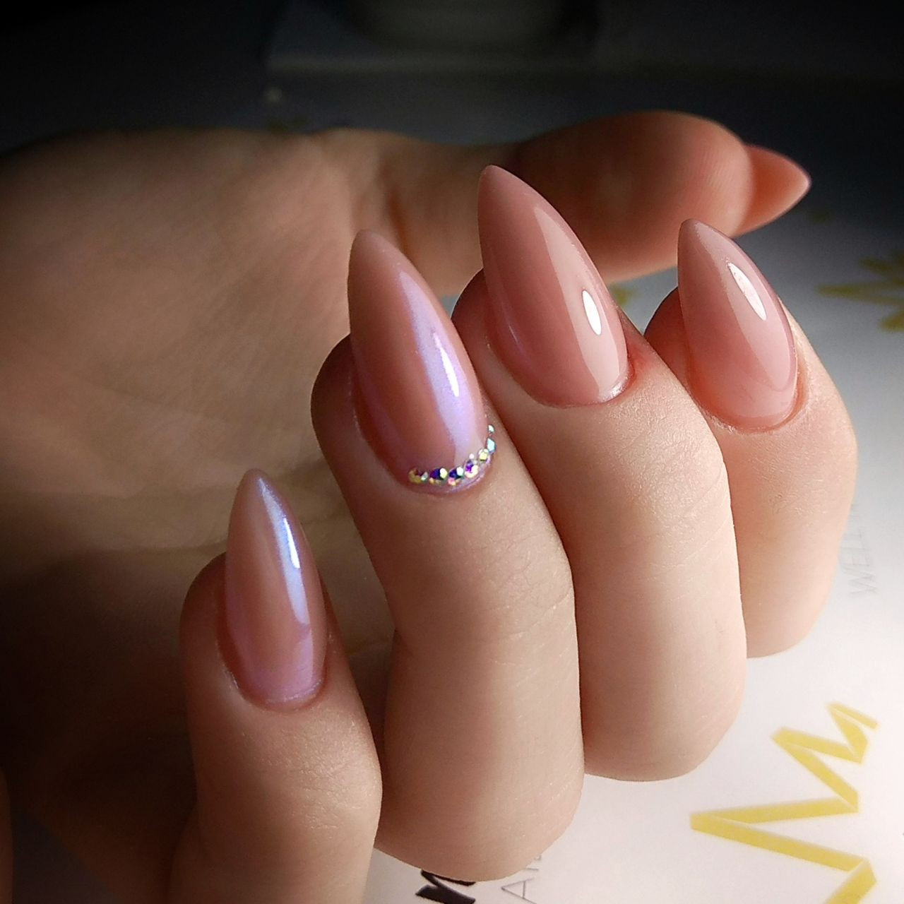Нюдовый маникюр миндаль на длинные ногти, фото - Ногтевая студия Helena Well Nails