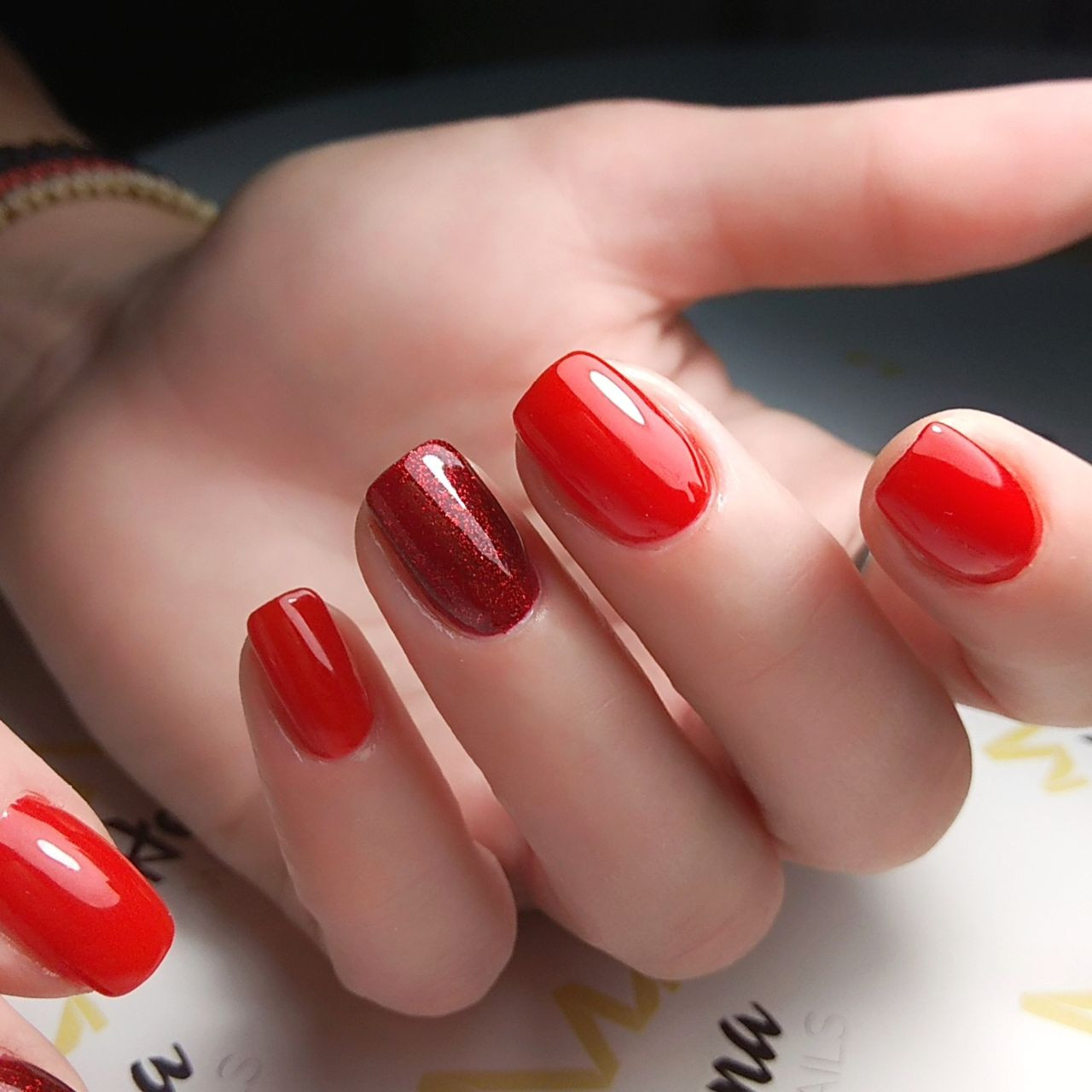 Червоний манікюр з блискітками яскравий, фото - Нігтьова студія Helena Well Nails
