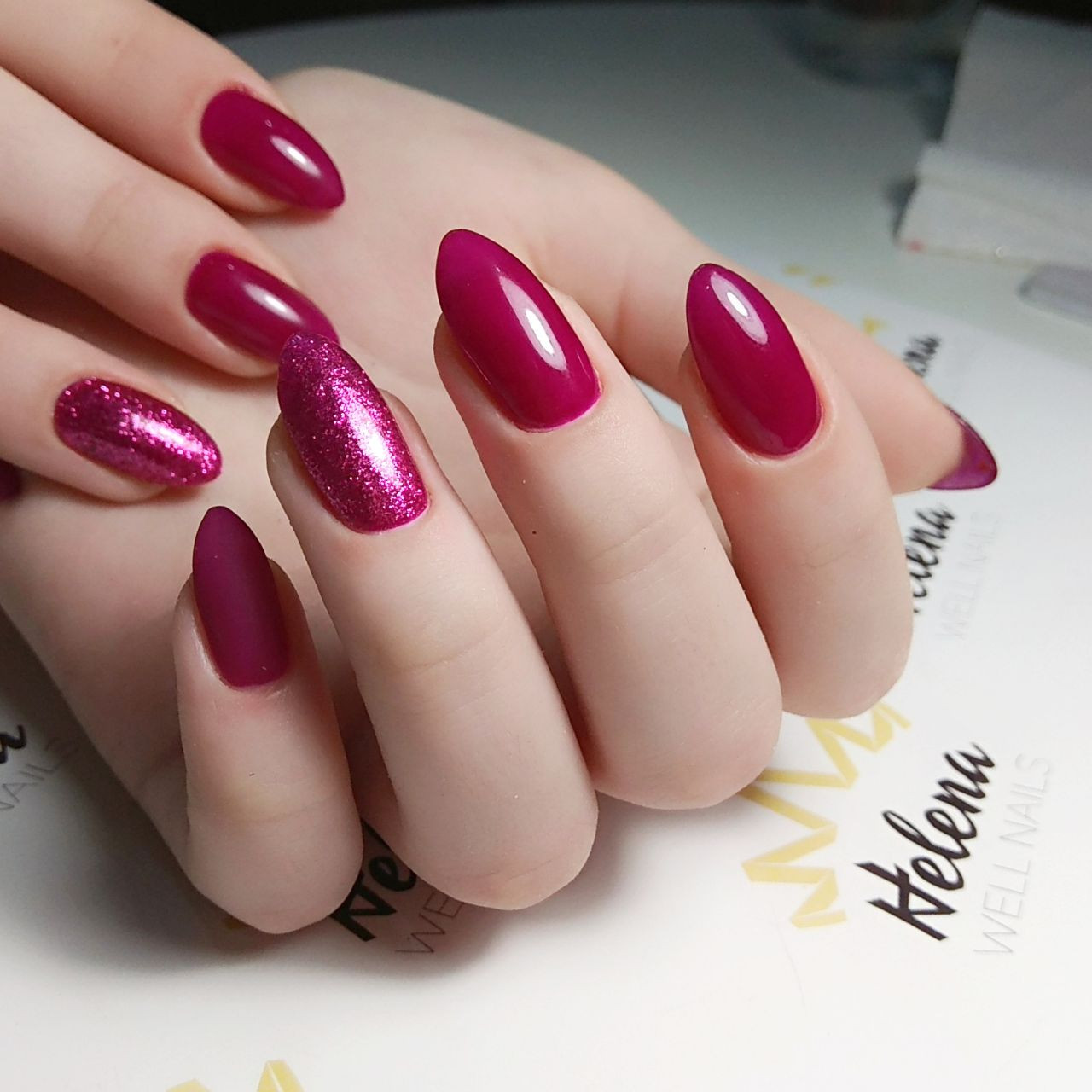 Манікюр з блискітками яскравий мигдаль, фото - Нігтьова студія Helena Well Nails