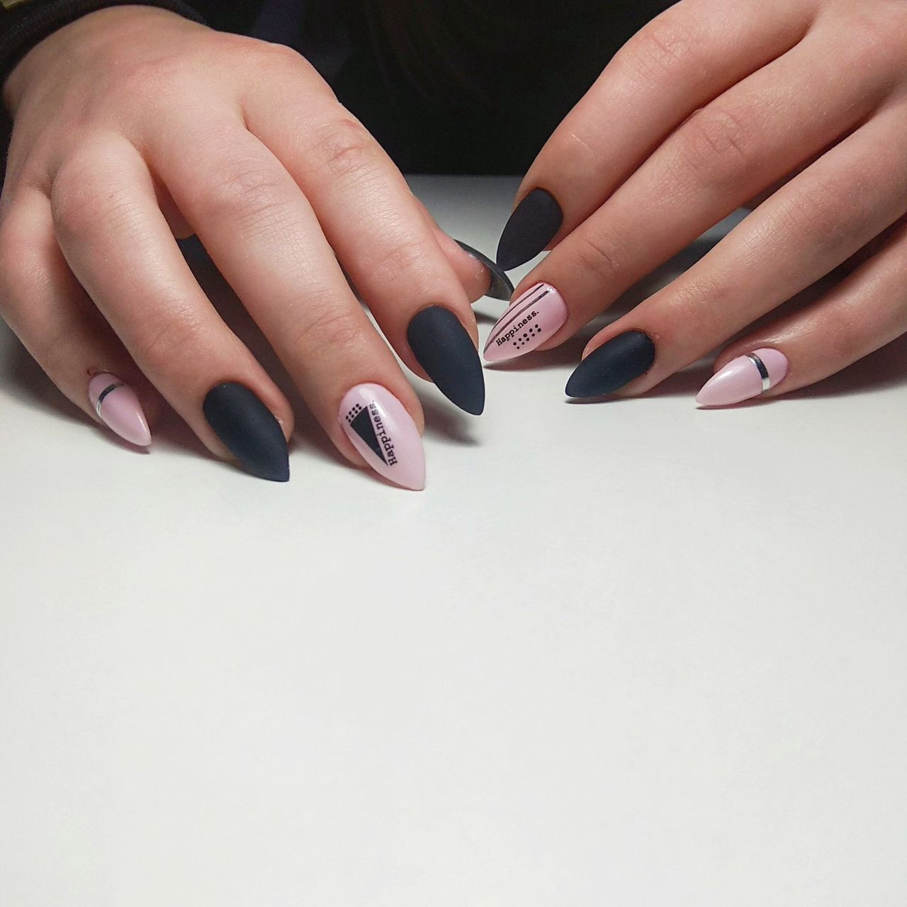 Чорний манікюр матовий рожевий, фото - Нігтьова студія Helena Well Nails