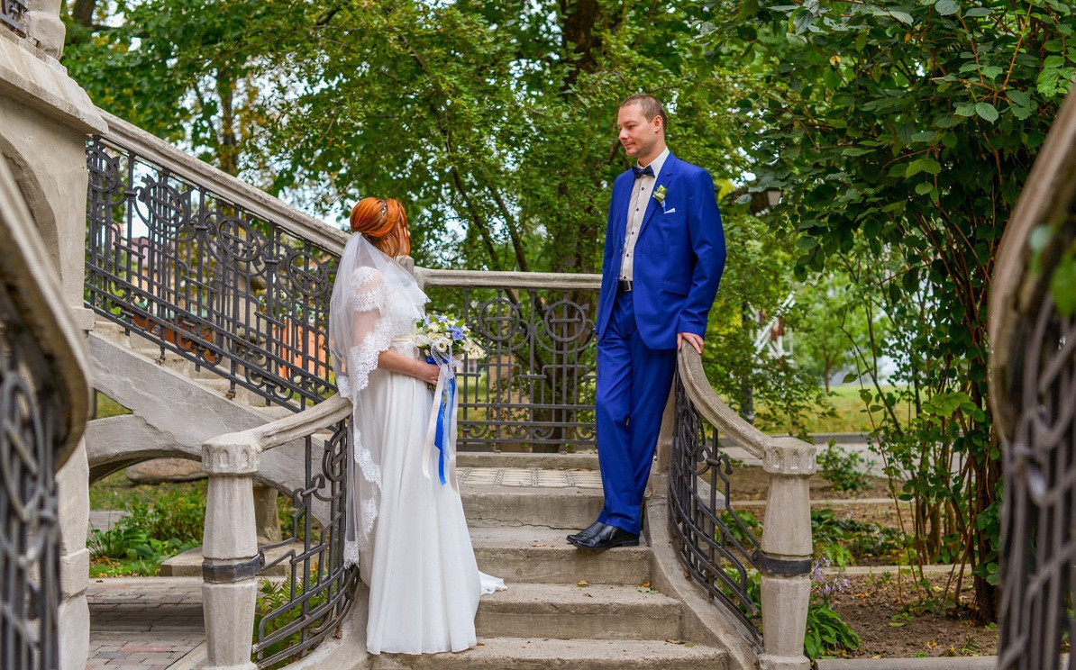 Весільна фотосесія весняна на сходах, фото - Фотограф Денис Будаков