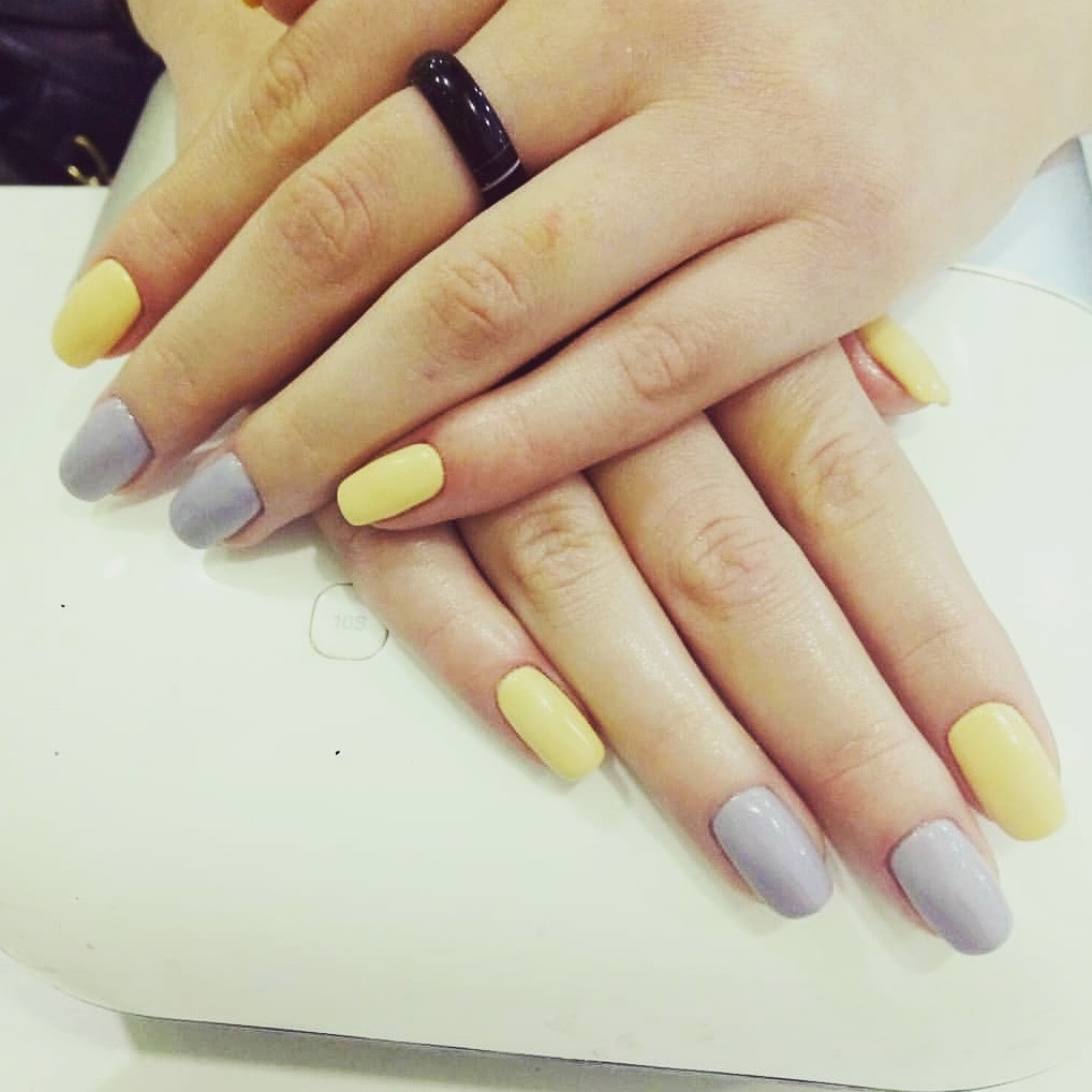 Нежный маникюр желтый в пастельных тонах, фото -  ZE'NAILS