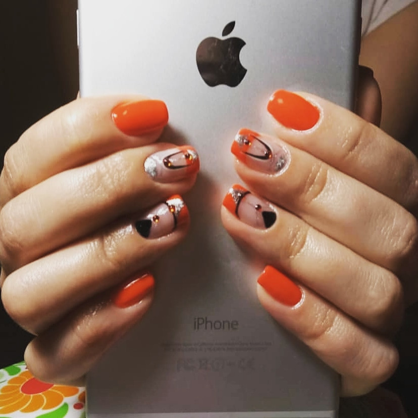 Французский маникюр с блестками рисунком, фото -  ZE'NAILS