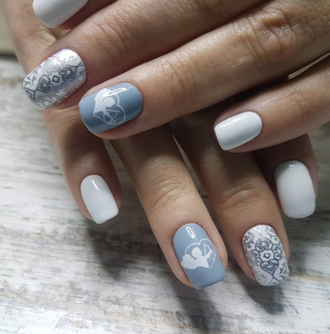 Светлый маникюр с принтами со стемпингом, фото -  ZE'NAILS