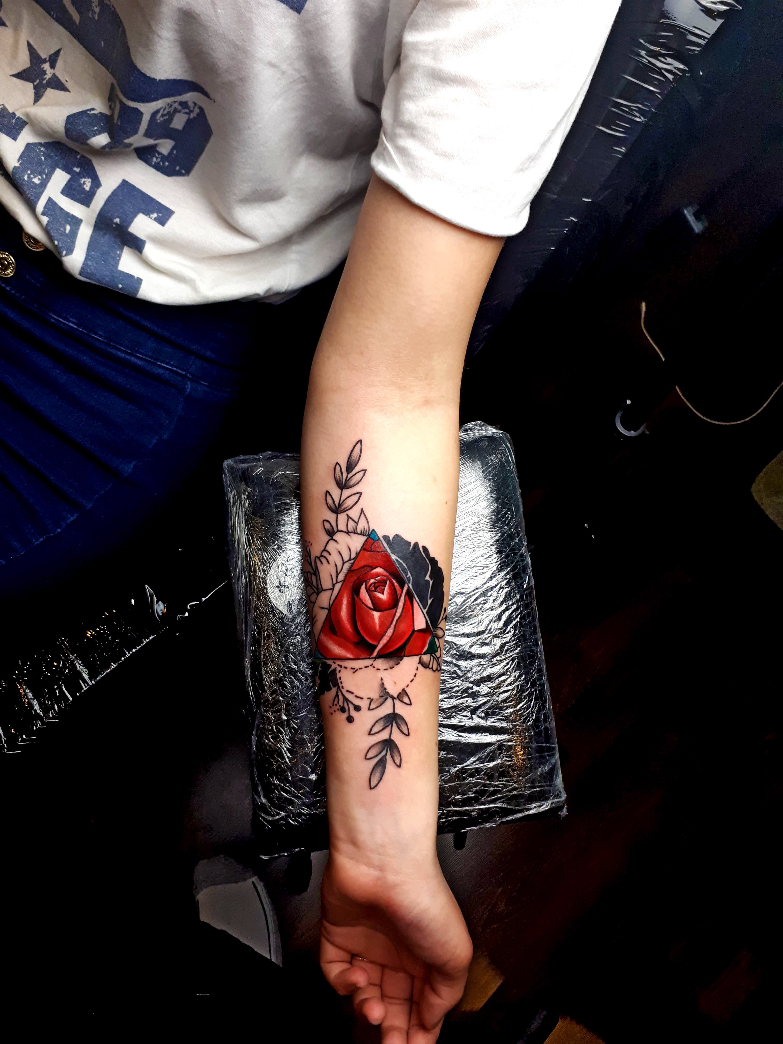 Женские на предплечье роза, фото - Тату салон Pr Tattoos