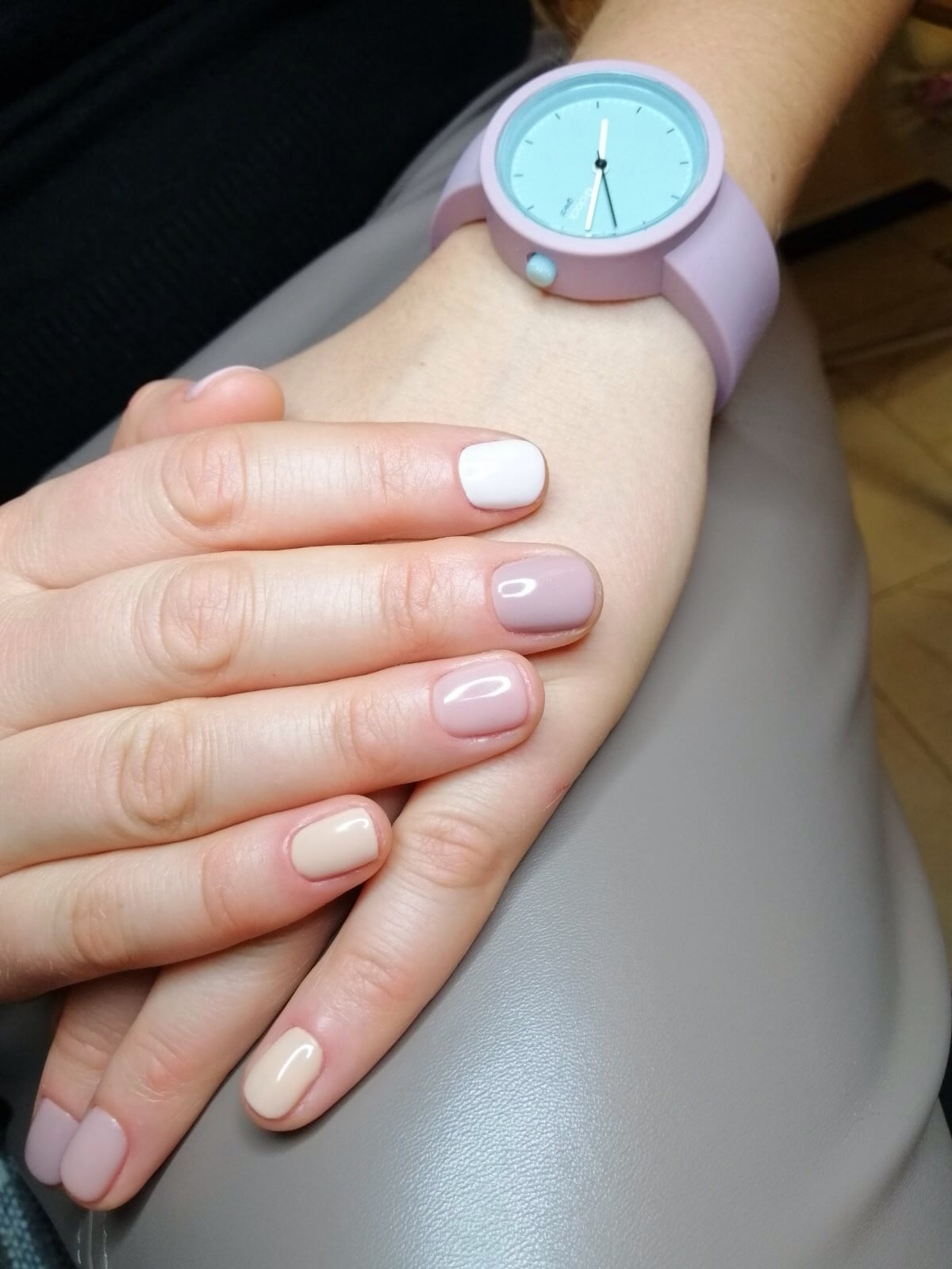 Нежный маникюр нюдовый разноцветный, фото - Ногтевая студия The Nails