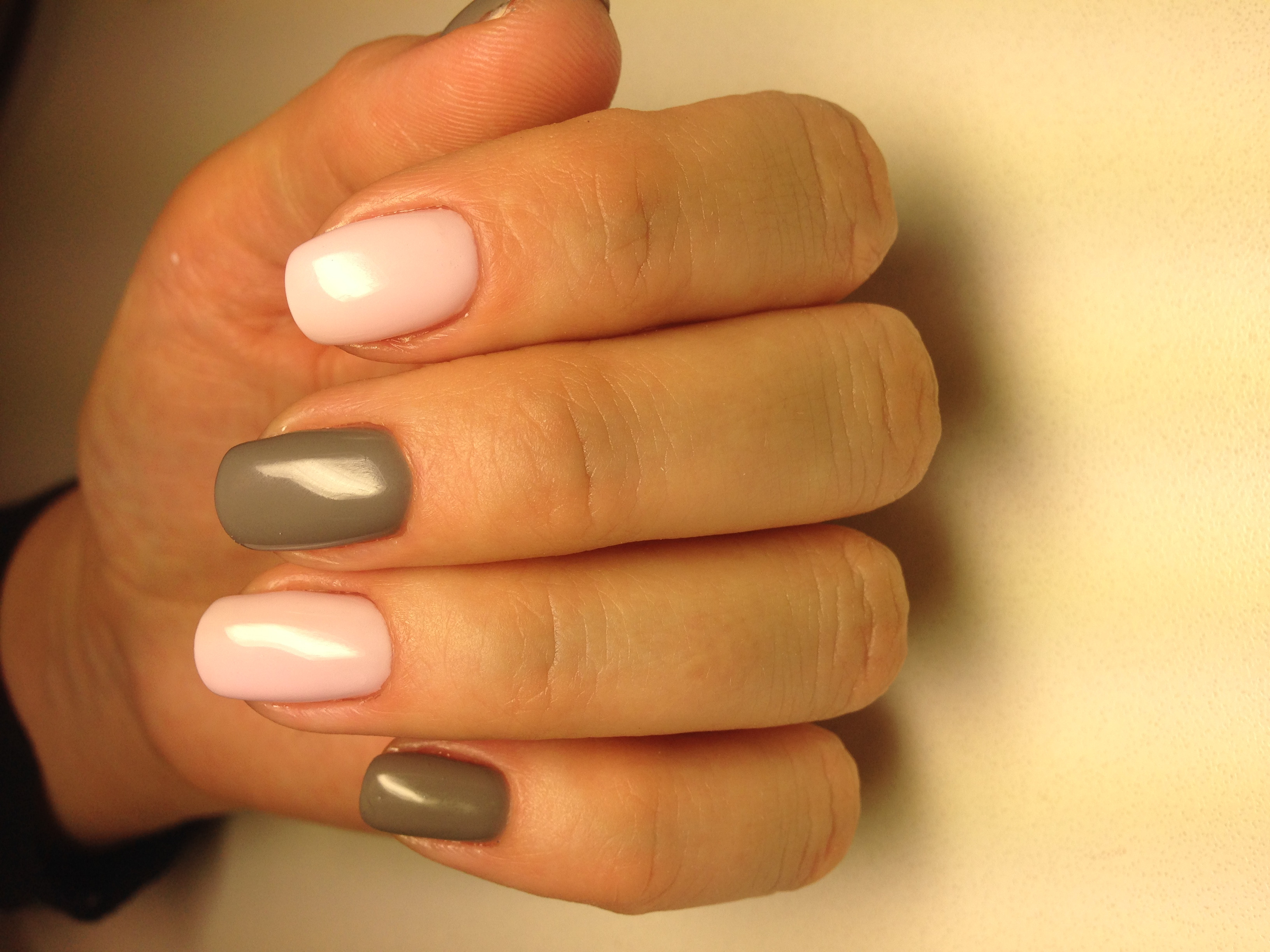 Маникюр на короткие ногти розовый серый, фото - Ногтевая студия The Nails