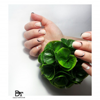 манікюр на короткі нігті, місячний манікюр, манікюр мінімалізм
