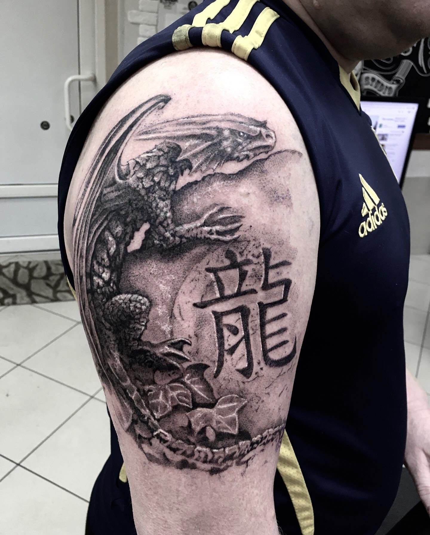Мужские на плече реализм, фото - Тату салон Paint Skin