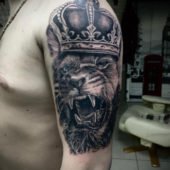 Тату на плечі корона лев, фото - Тату салон Paint Skin