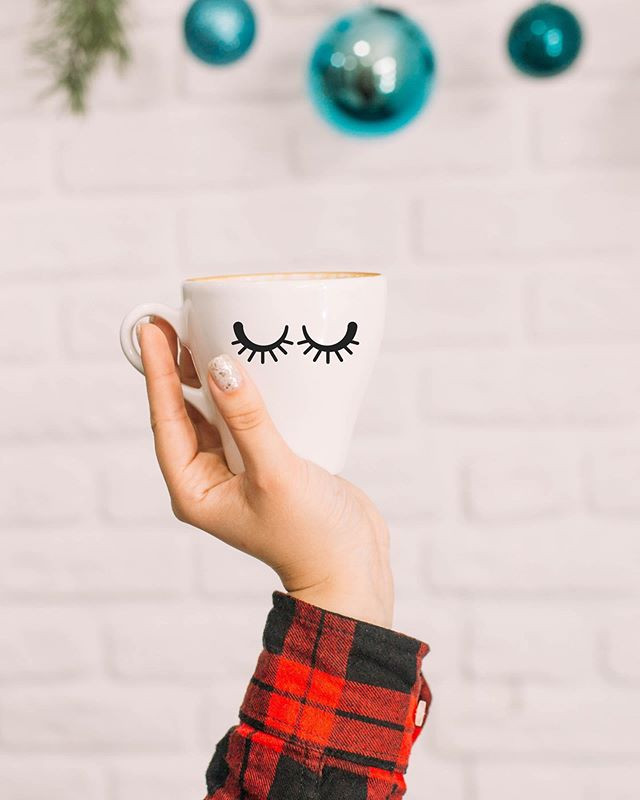 Ніжний манікюр з блискітками світлий, фото - Студія краси Beauty Kitchen