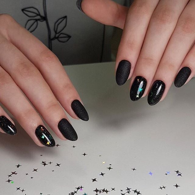 Маникюр с блестками черный матовый, фото - Ногтевая студия Esthetics Nails