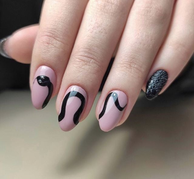 Нюдовий манікюр з малюнком чорний, фото - Нігтьова студія Esthetics Nails