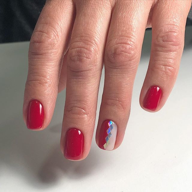 Червоний манікюр на короткі нігті квадратні, фото - Нігтьова студія Esthetics Nails