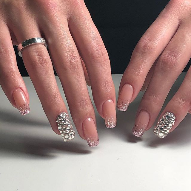 Нюдовий манікюр з блискітками зі стразами, фото - Нігтьова студія Esthetics Nails