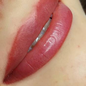 Первичная процедура перманентного макияжа губ