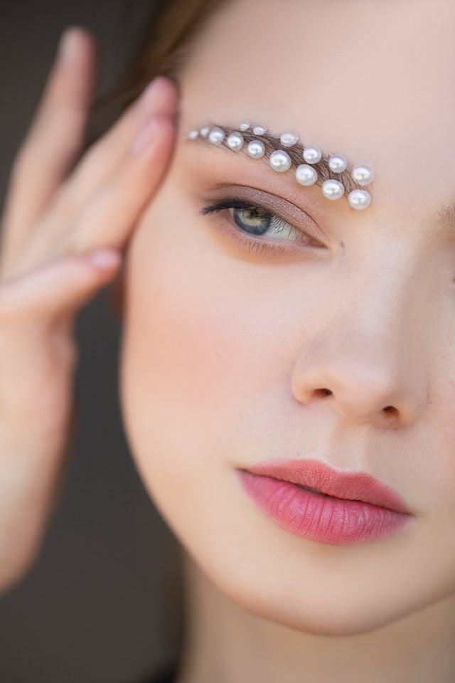 Макияж глаз необычный со стразами, фото - Студия красоты The Brow Bar