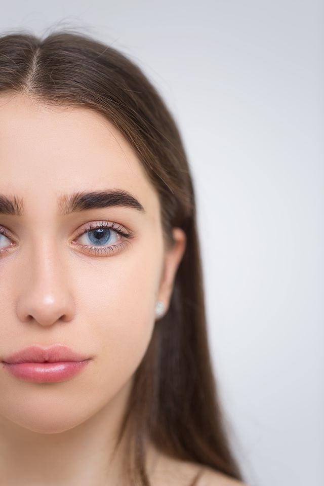 Фотосесія у студії на білому тлі портретна, фото - Студія краси The Brow Bar