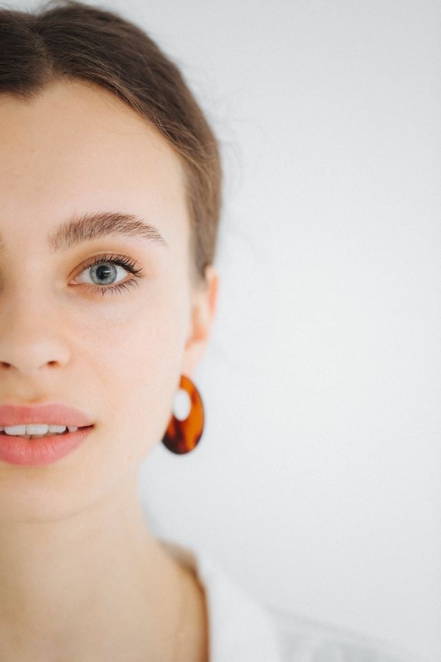 Фотосесія у студії на білому тлі портретна, фото - Студія краси The Brow Bar