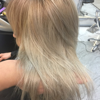 Виконувалось блондування прикореневої зони з подальшим тонуванням довжини