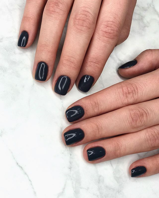 Манікюр на короткі нігті синій квадратні, фото - Студія краси Paradise Beauty Club