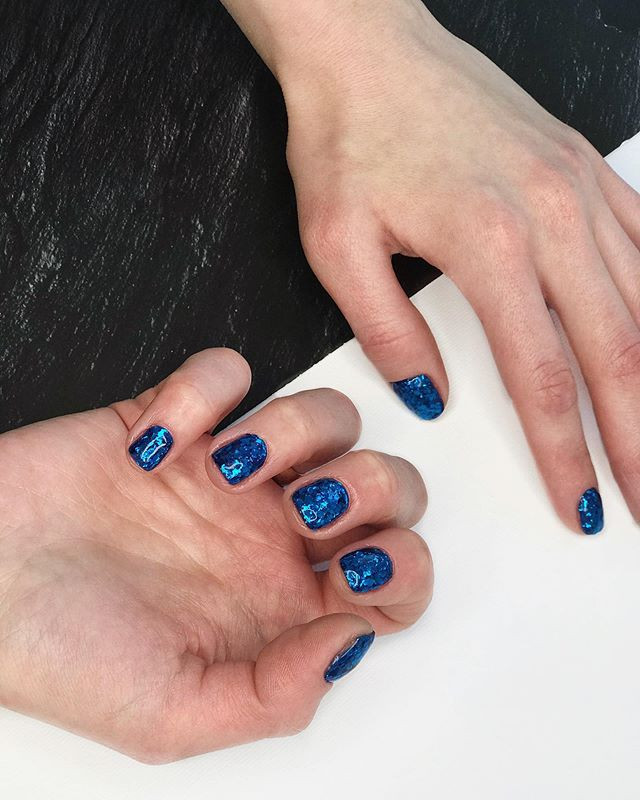 Манікюр на короткі нігті з блискітками яскравий, фото - Студія краси Paradise Beauty Club