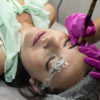 Микроблейдинг Нанесена аппликационная анестезия