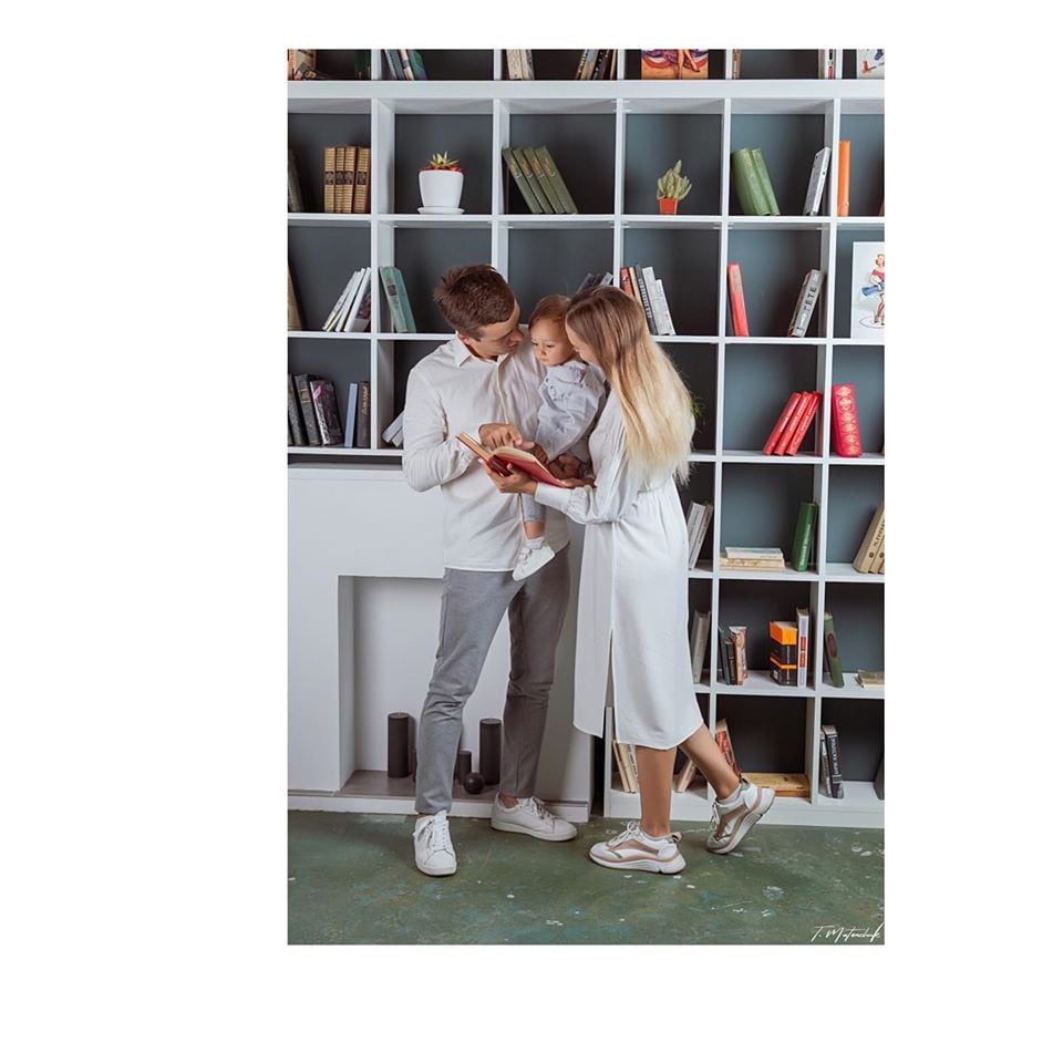 Семейная фотосессия с книгами ребенком, фото - Фотостудия IQ.Studio