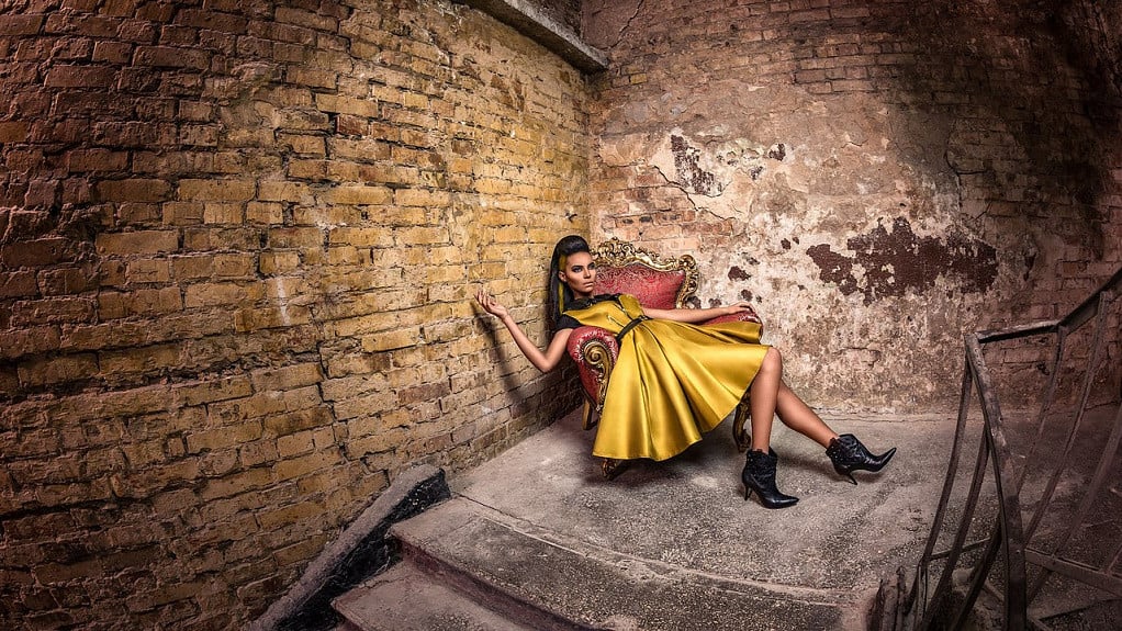 Фотосесія в стилі лофт на сходах у кріслі, фото - Фотостудiя XXL studio