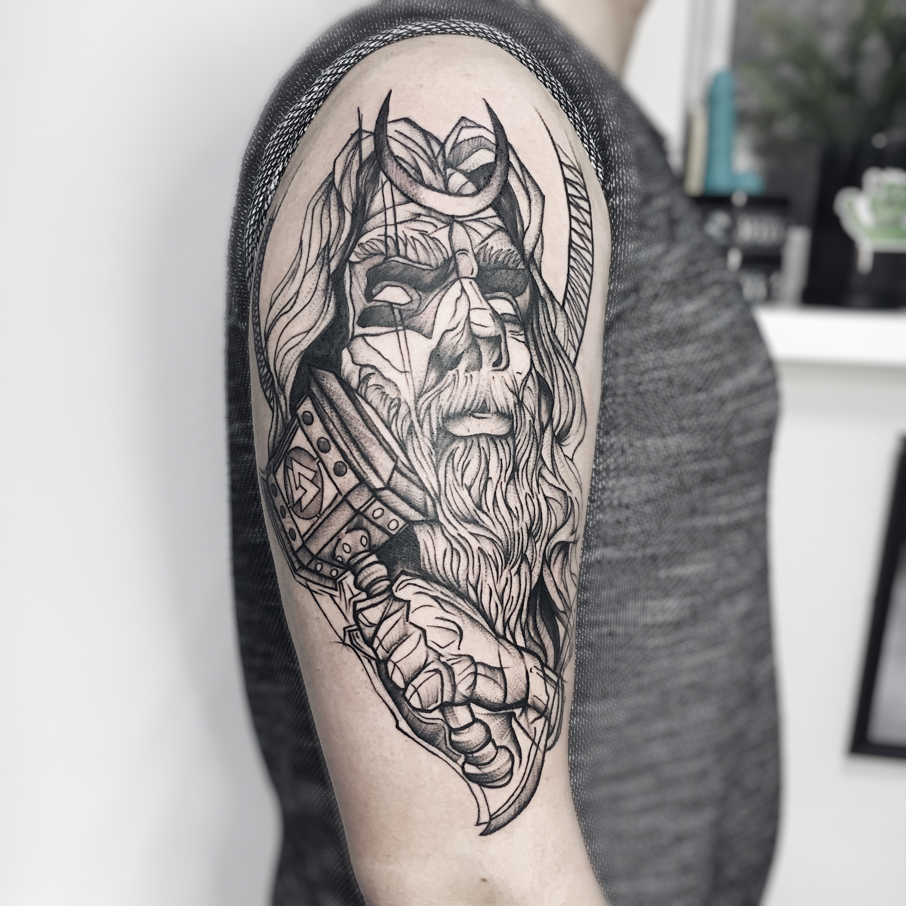 Для хлопців на руці чорно-білі, фото - Тату салон Black Ink Tattoo Studio