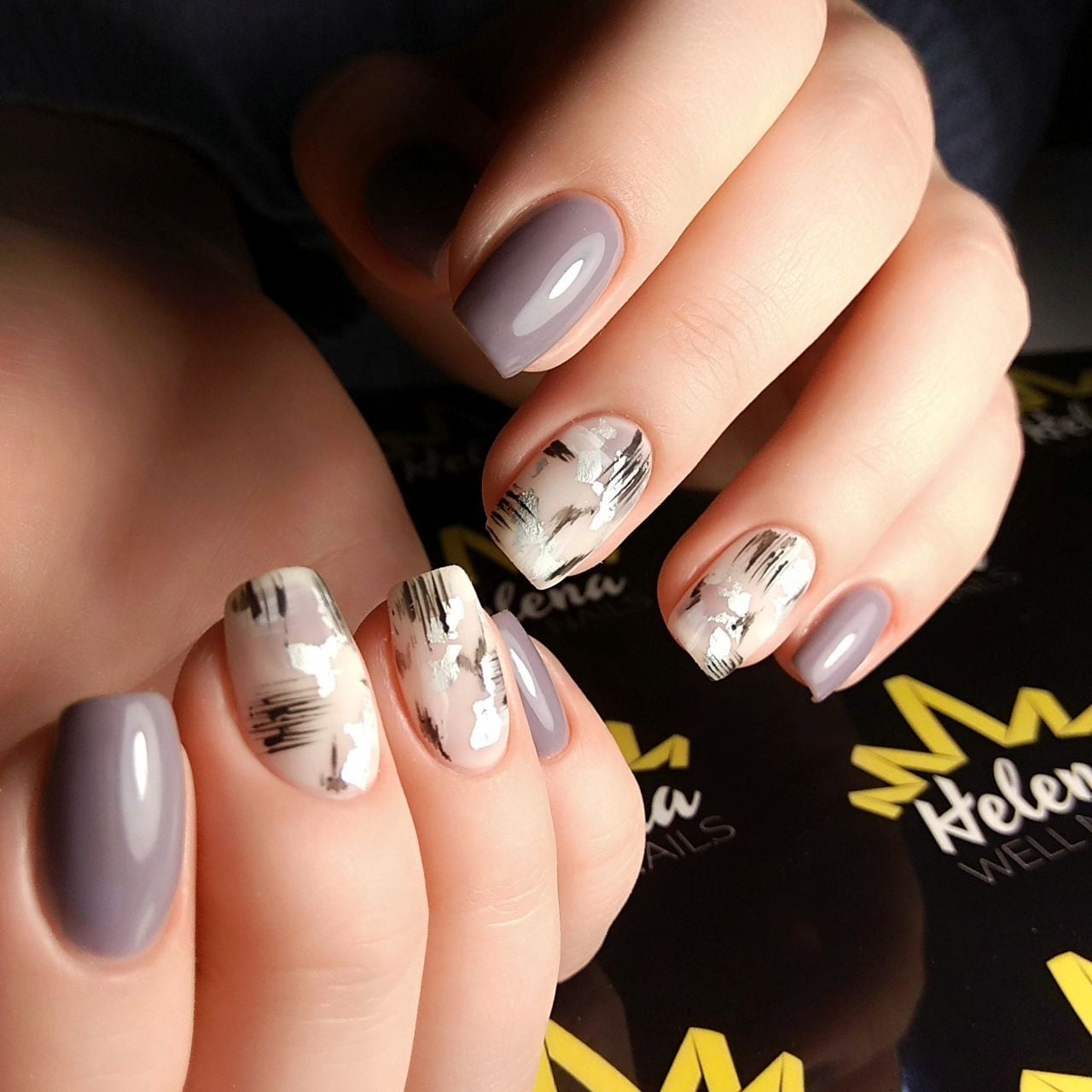Манікюр з малюнком на квадратні нігті сірий, фото - Нігтьова студія Helena Well Nails