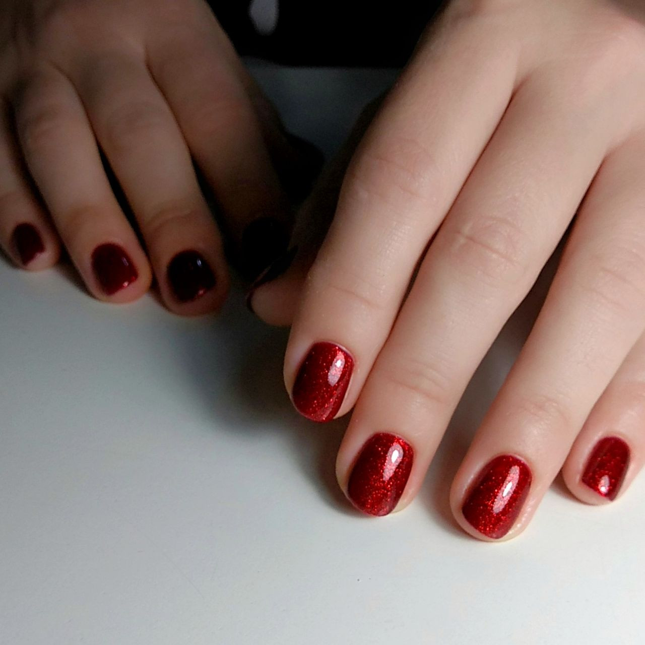 Красный маникюр на короткие ногти с блестками, фото - Ногтевая студия Helena Well Nails