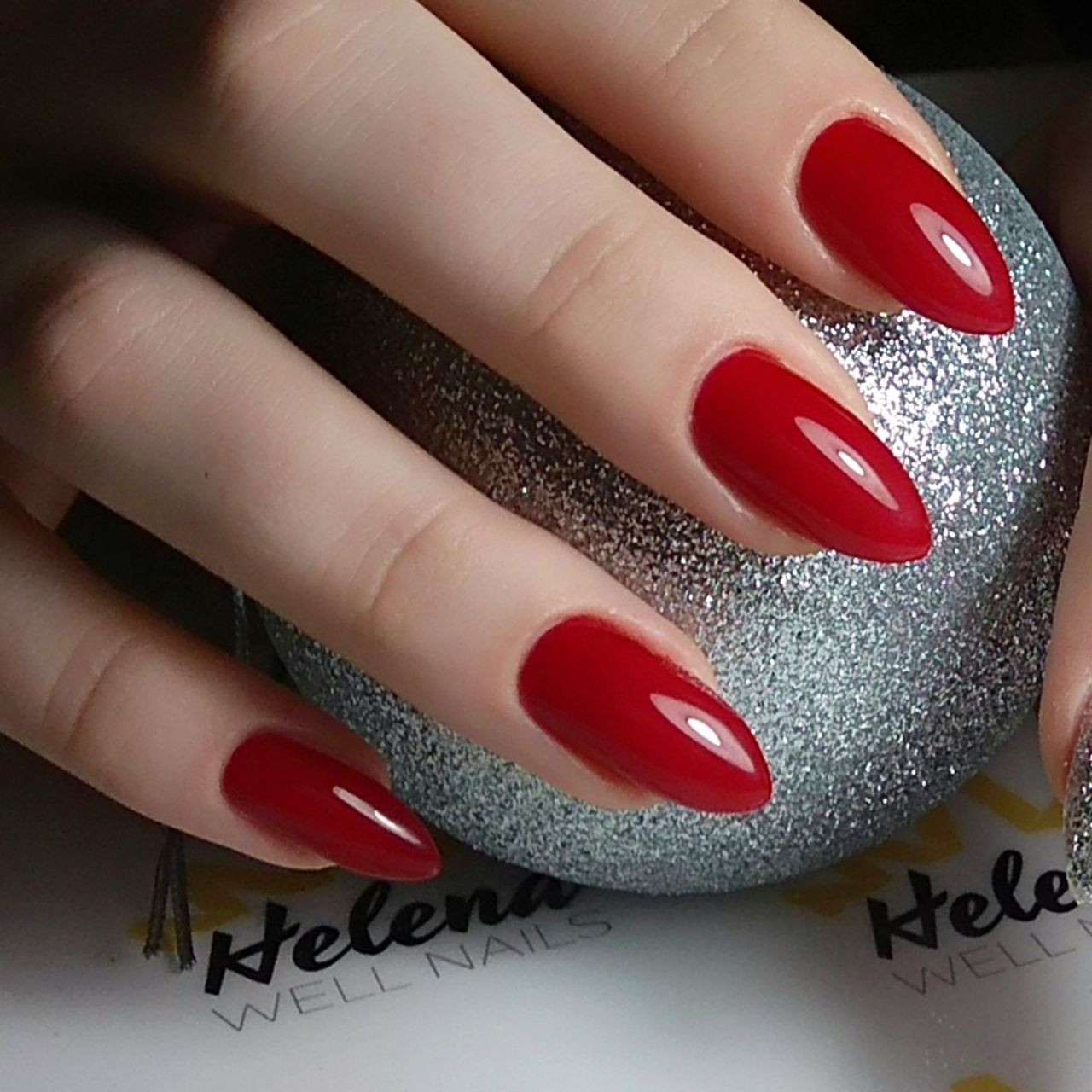 Красный маникюр яркий миндаль, фото - Ногтевая студия Helena Well Nails