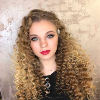 Классическая стрелка и яркие губы