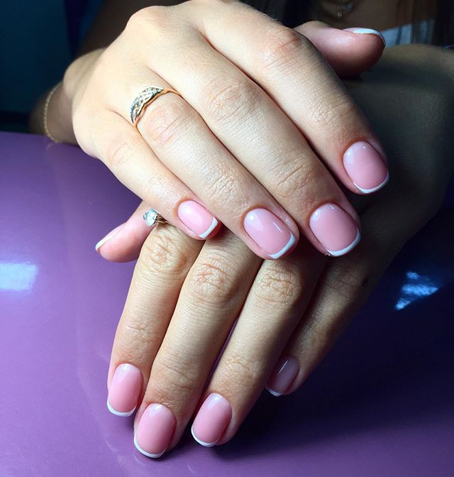 Класичний манікюр на короткі нігті ніжний, фото -  Candy Nails