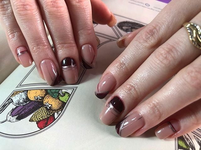 Нюдовий манікюр геометрія зі смужками, фото -  Candy Nails