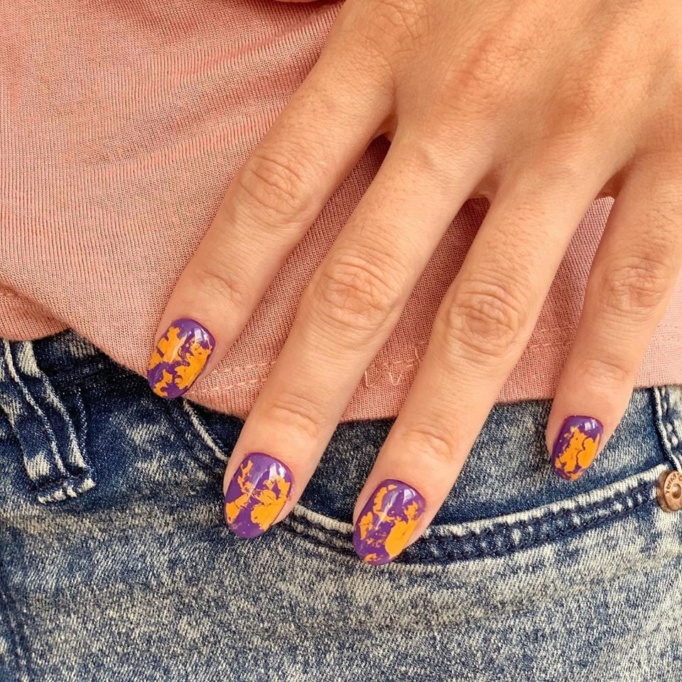 Помаранчевий манікюр фіолетовий із фольгою, фото - Нігтьова студія Swift Nails Studio