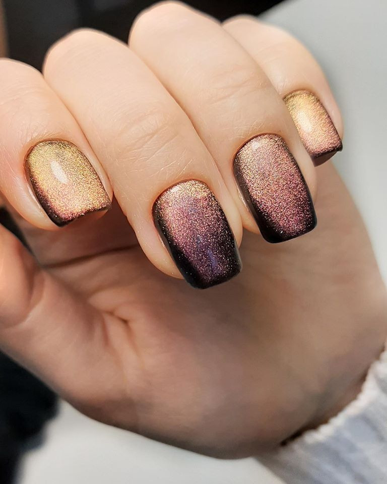 Маникюр с блестками кошачий глаз темный, фото - Ногтевая студия Swift Nails Studio
