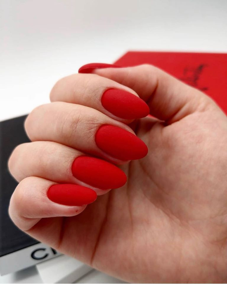 Красный маникюр яркий миндаль, фото - Ногтевая студия Swift Nails Studio