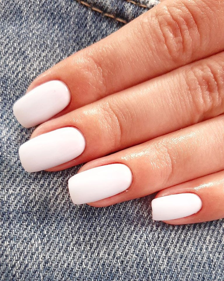 Класичний манікюр білий на короткі нігті, фото - Нігтьова студія Swift Nails Studio