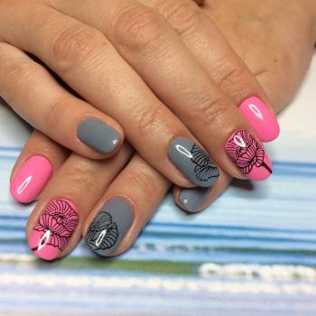 комбинированный маникюр с розово-серым покрытием
