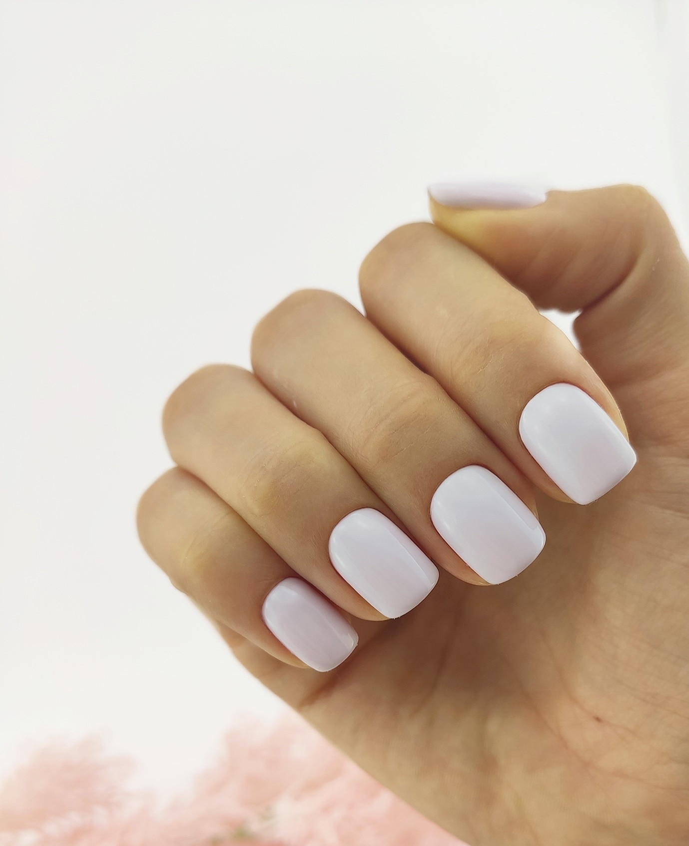 Білий манікюр на короткі нігті ніжний, фото - Нігтьова студія Kyky Ryky