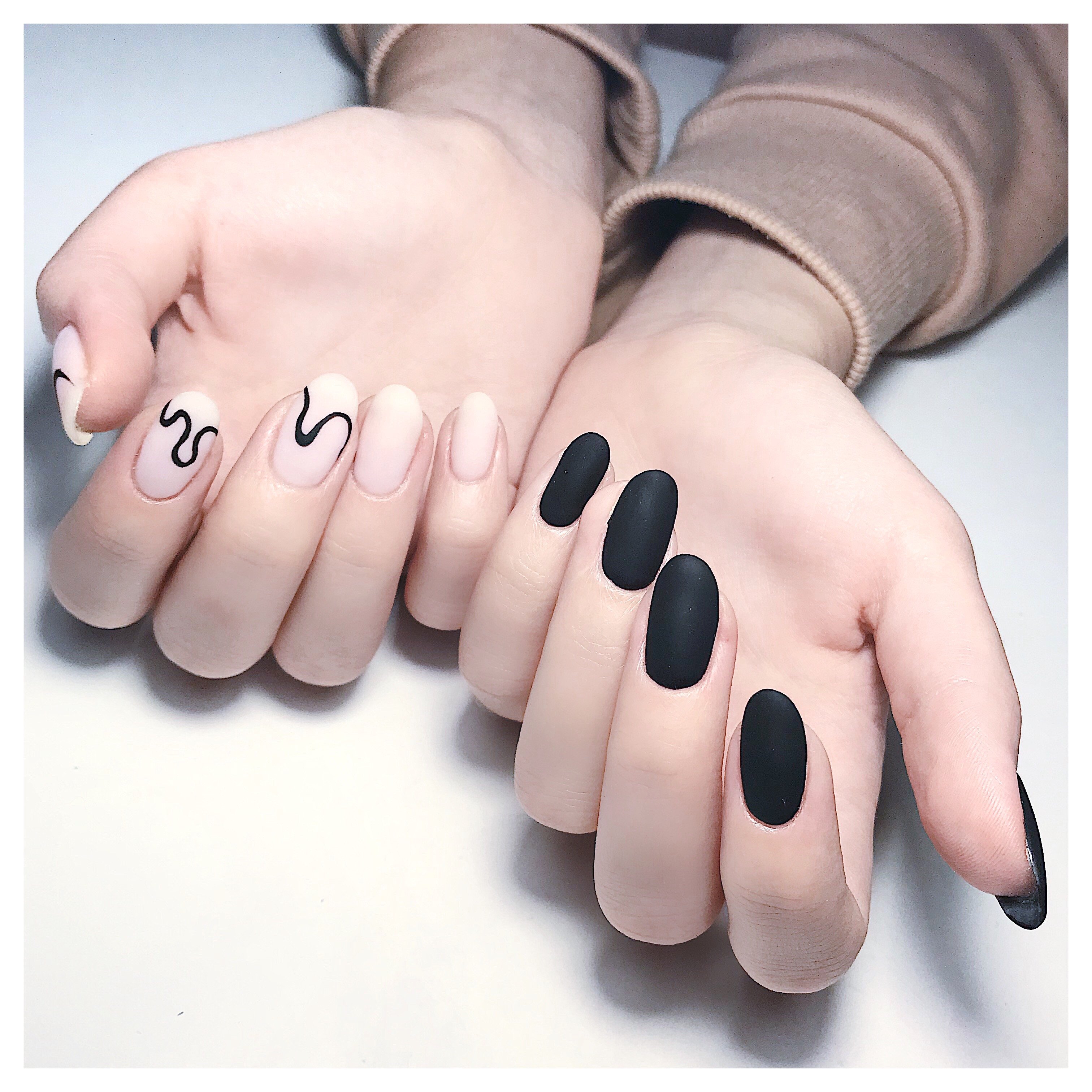 Нюдовый маникюр черный матовый, фото - Ногтевая студия Happy Nail House