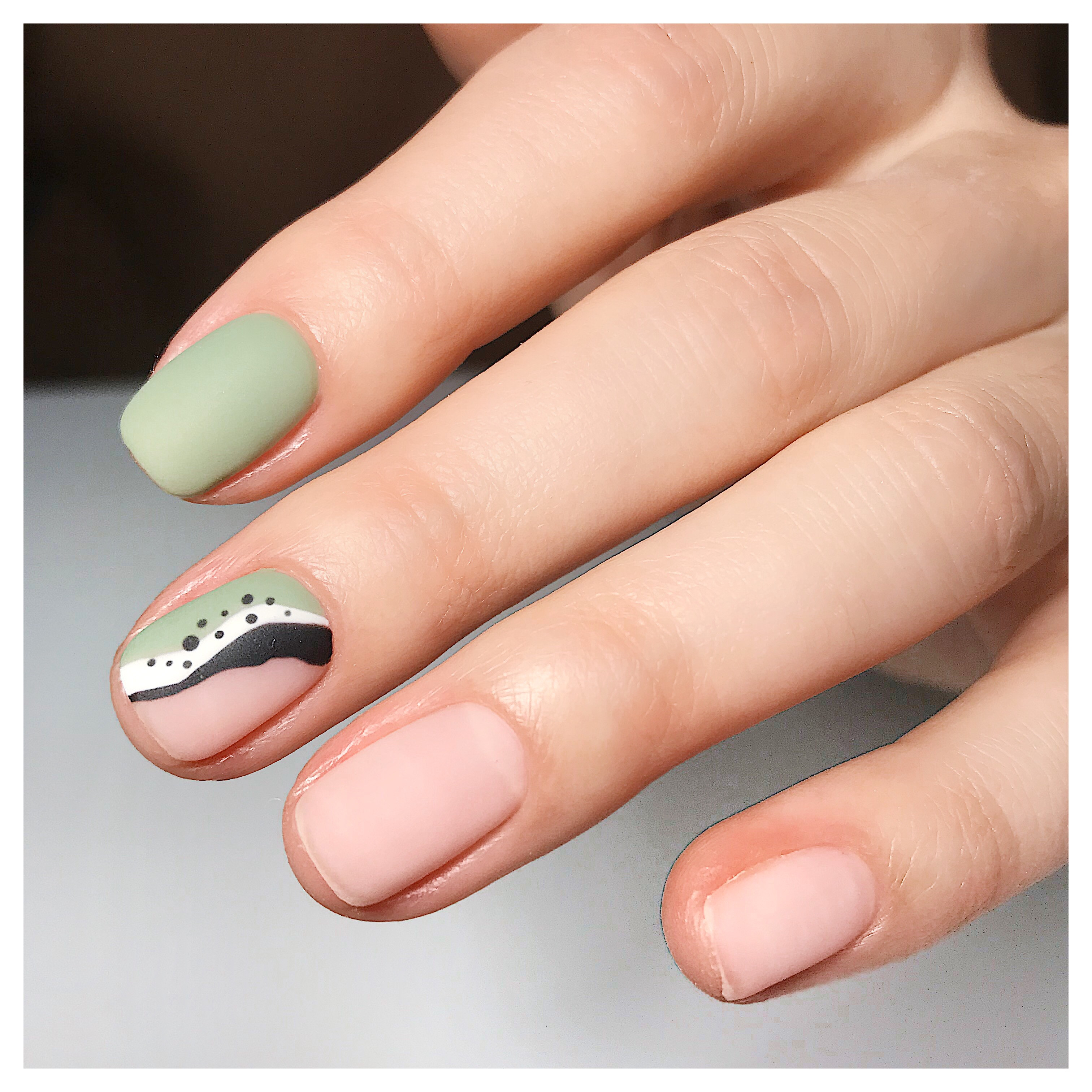 Матовий манікюр зелений абстракція, фото - Нігтьова студія Happy Nail House