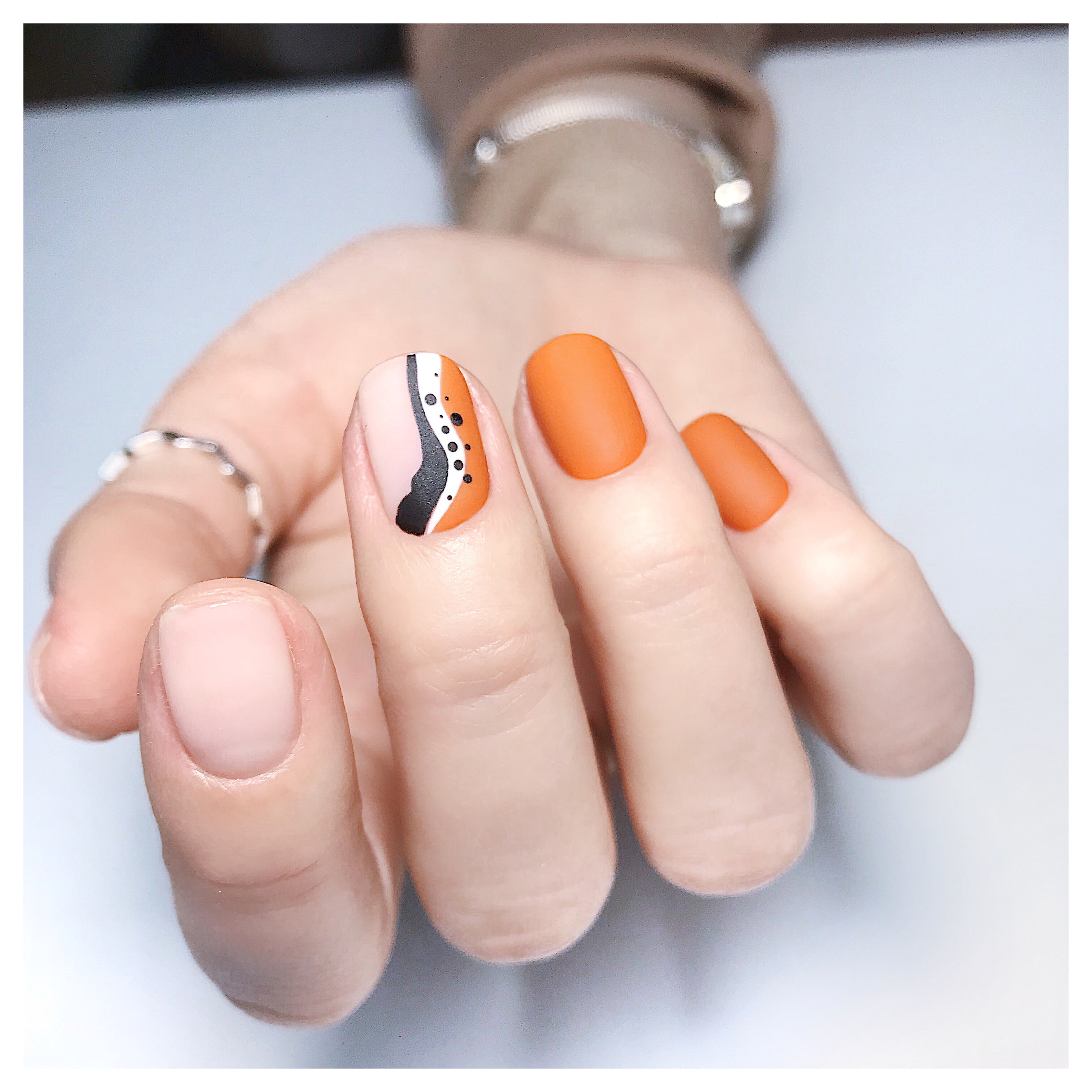 Яскравий манікюр матовий абстракція, фото - Нігтьова студія Happy Nail House