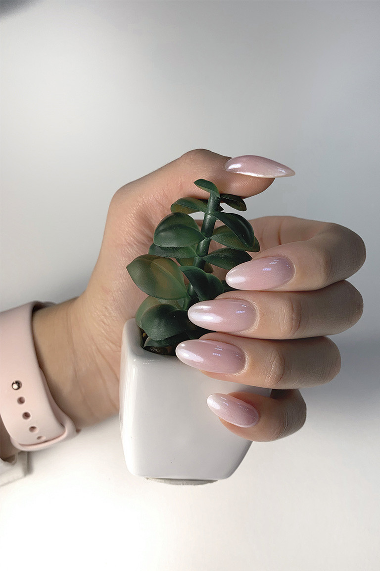 Нюдовий манікюр мигдаль на довгі нігті, фото - Студія краси Glaze Beauty Corner