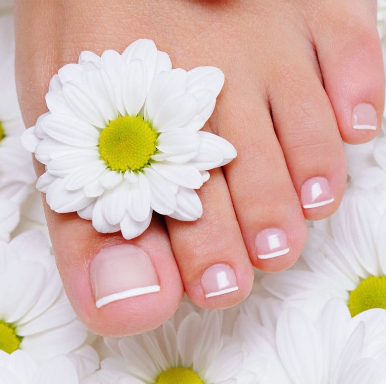 Педикюр френч красивый, фото - Студия красоты Glaze Beauty Corner