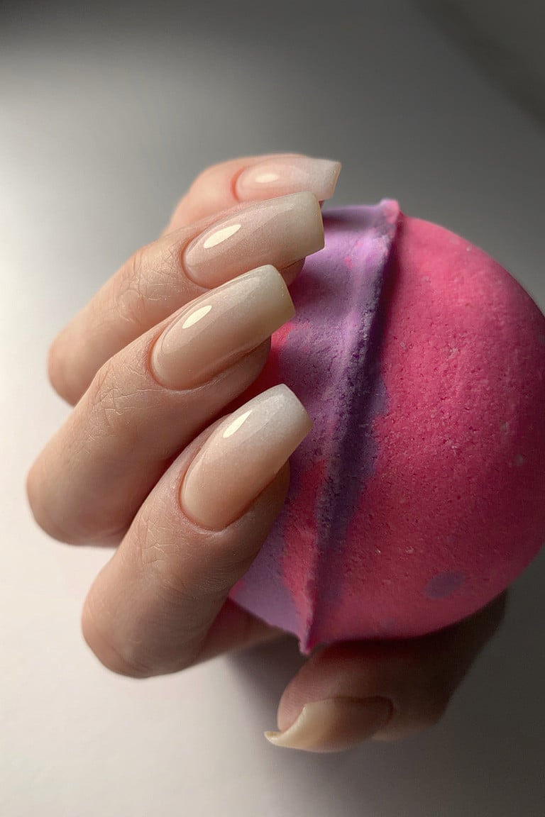 Манікюр на довгі нігті молочний квадратні, фото - Студія краси Glaze Beauty Corner