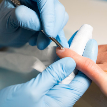 Проводим процедуру классического маникюра